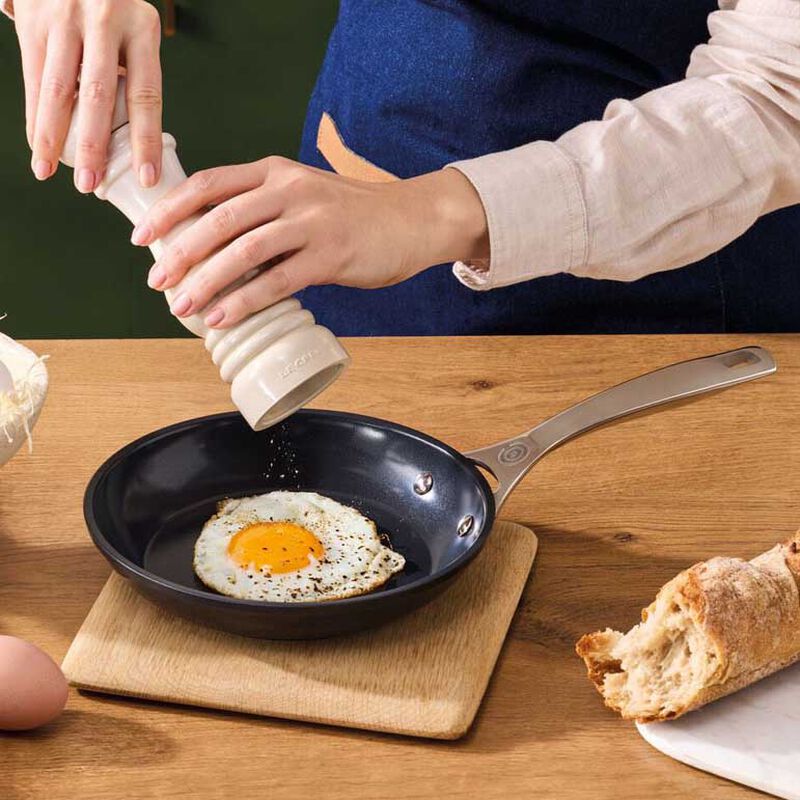 Le Creuset Non-Stick Ceramic Frying Pan 26cm image number 1